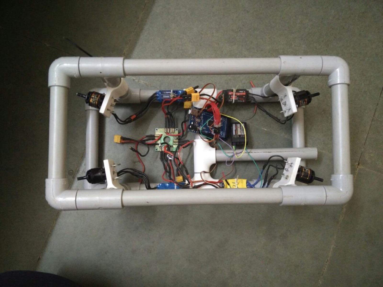 Top view of the Vandubbi frame: a PVC chassis with four brushless thrusters at the corners, the Arduino, power distribution board, and ESCs mounted in the middle